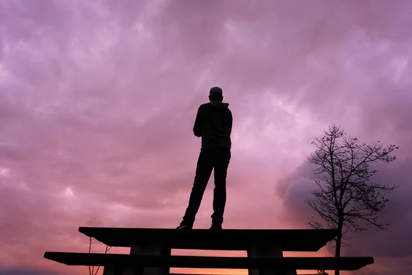 Силуэт Человека Деревянном Столе Красивым Закатным Фоном — стоковое фото