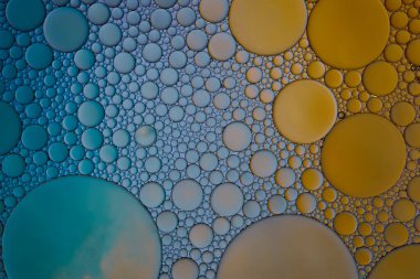 Suyun üzerinde çok renkli yağ halkaları, renkli arkaplan 