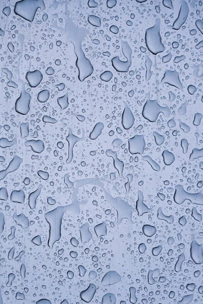 Yağmurlu Günlerde Pencereye Yağmur Damlaları Yağar Soyut Mavi Arkaplan — Stok fotoğraf