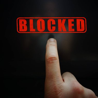 işaret parmağı kilitli bir dijital ekrana işaret ediyor 