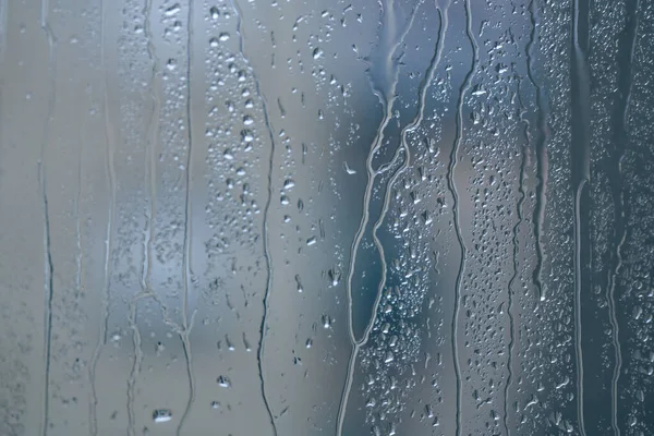 雨の日には窓に雨が降る ストックフォト