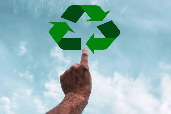 Wijsvinger Die Wijst Naar Het Recyclingsymbool — Stockfoto