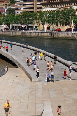 Bilbao şehrini, İspanya 'yı, seyahat noktalarını ziyaret eden bir grup insan. 