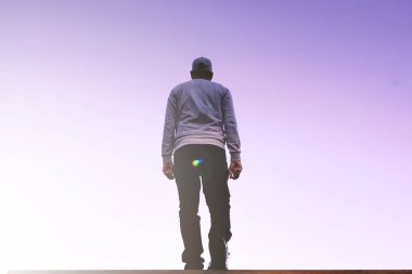 Yazın dağda yürüyen siluet bir adam portresi. 