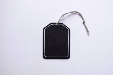 Beyaz arkaplanda siyah fiyat etiketi, siyah model 