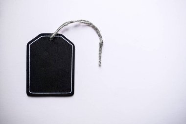 Beyaz arkaplanda siyah fiyat etiketi, siyah model 