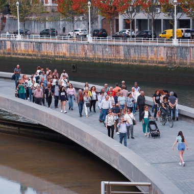 Sokaktaki büyük bir grup insan, Bilbao şehrini ziyaret eden turistler, tatil beldeleri 