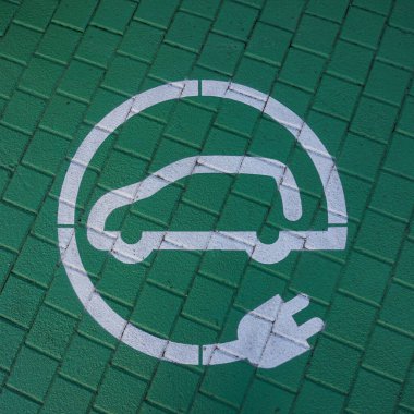 Trafik levhası elektrikli arabayı şarj etmeyi durdur 