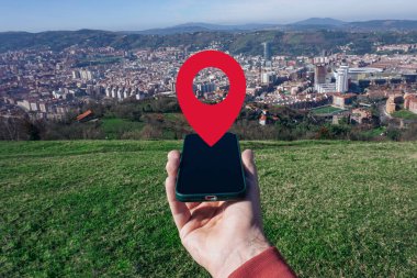 Elinde GPS sembolü olan akıllı bir telefon arama konumu var. 