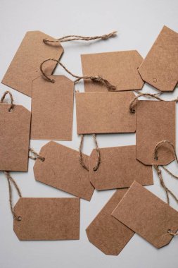 Beyaz arkaplanda karton fiyat etiketi 