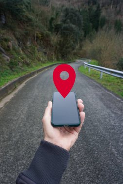 Elinde GPS sembolü olan akıllı bir telefon arama konumu var. 