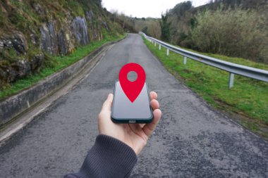 Elinde GPS sembolü olan akıllı bir telefon arama konumu var. 