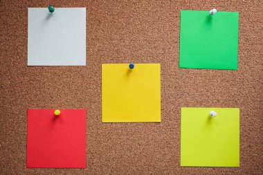 Tahtaya yapışkan bir not, ofise postala, yapışkan bir not. 