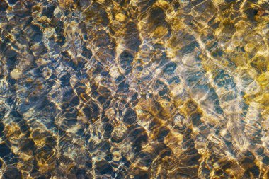 Havuzdaki suda dalgalanmalar, çok renkli bir arka plan. 