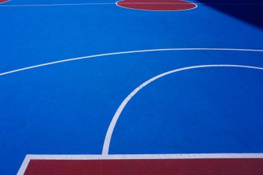 Caddedeki mavi ve kırmızı sokak basketbol sahası       