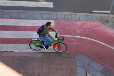 Bilbao şehrinde sokakta bisikletçi, İspanya, ulaşım aracı 