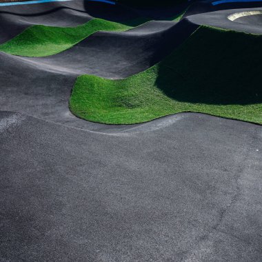 Kaykay parkında siyah paten sahası 