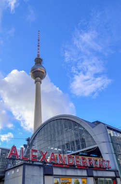 Berlin, Almanya - 03. Ekim 2022: Berlin Mitte 'deki ünlü Alexanderplatz' ın gündüz görüntüsü