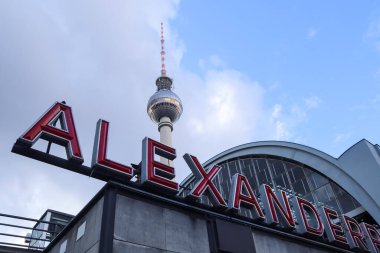 Berlin, Almanya - 03. Ekim 2022: Berlin Mitte 'deki ünlü Alexanderplatz' ın gündüz görüntüsü