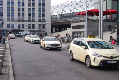 Berlin, Almanya - 03. Ekim 2022: Orta ziyaretçi sayısına sahip Alman başkentinin ana istasyonu Berlin