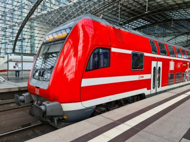 Berlin, Almanya - 03. Ekim 2022: Orta ziyaretçi sayısına sahip Alman başkentinin ana istasyonu Berlin