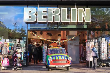 Berlin, Almanya - 03. Ekim 2022: Alexanderplatz 'daki hediyelik eşya dükkanlarının girişi
