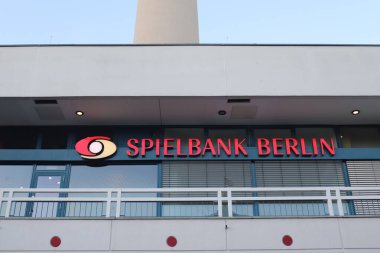 Berlin, Almanya - 03. Ekim 2022: Alexanderplatz 'daki bina üzerine Spielbank Berlin logosu