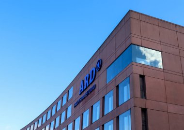 Berlin, Almanya - 03. Ekim 2022: Berlin 'de ARD Capital Studio for Radio and Television' ın yapımı ve logosu