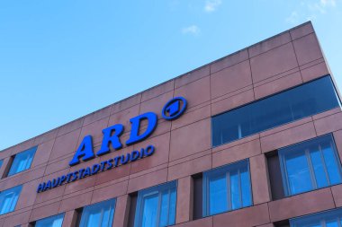 Berlin, Almanya - 03. Ekim 2022: Berlin 'de ARD Capital Studio for Radio and Television' ın yapımı ve logosu