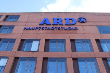 Berlin, Almanya - 03. Ekim 2022: Berlin 'de ARD Capital Studio for Radio and Television' ın yapımı ve logosu
