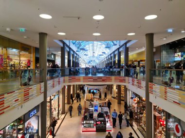 Kiel, Almanya - 03. Ekim 2022: Yoğun bir günde Kiel şehir merkezindeki Sophienhof alışveriş salonunda.