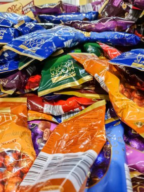 Kiel, Almanya - 03. Ekim 2022: Satılık bir mağazada sayısız Moserroth marka çikolata paketleri