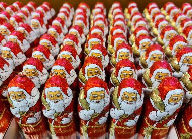 Kiel, Almanya - 03. Ekim 2022: Bir kutu dolusu çikolatalı Noel Baba satılık altın kağıt