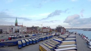 Kiel, Almanya - 22. Ekim 2022: Schwedenkai 'deki İsveç geçidini bekleyen konteyner ve kamyonlar.