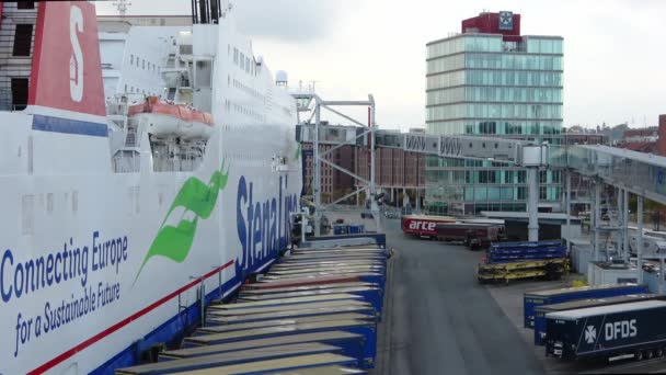 Kiel Duitsland Oktober 2022 Container Vrachtwagens Wachten Oversteek Naar Zweden — Stockvideo
