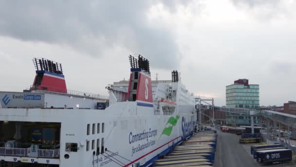 Kiel Duitsland Oktober 2022 Container Vrachtwagens Wachten Oversteek Naar Zweden — Stockvideo