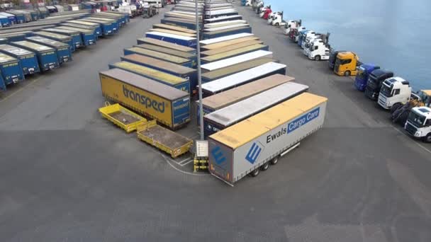 Кіль Німеччина Жовтень 2022 Контейнер Вантажівки Чекають Переїзд Швеції Шведенкай — стокове відео