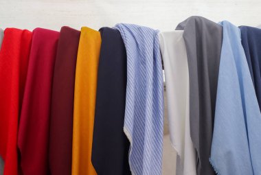 Kumaş pazarında bulunan kumaş ve kumaş örneklerine farklı renklerde yakından bakmak.