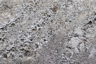 Çatlakları ve yüksek çözünürlüklü birçok yapısı olan eski beton bina duvarı.