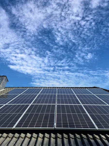 Sonnenkollektoren Die Saubere Energie Auf Dem Dach Eines Wohnhauses Erzeugen — Stockfoto