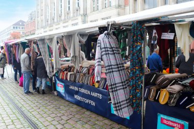 Kiel, Almanya - 16. Ekim 2022: Almanya 'da Kiel' deki pazar yerinde kamusal kumaş pazarı