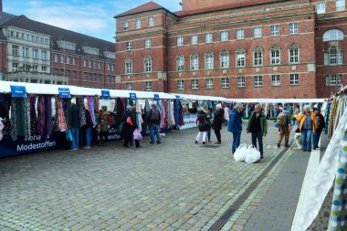 Kiel, Almanya - 16. Ekim 2022: Almanya 'da Kiel' deki pazar yerinde kamusal kumaş pazarı
