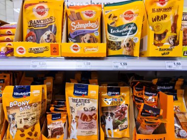 Kiel, Almanya - 09. Kasım 2022: Marka köpek maması süpermarkette