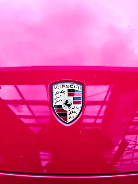Kiel ドイツ 2022年11月 赤いスポーツカーのボンネットの上にポルシェのロゴ — ストック写真