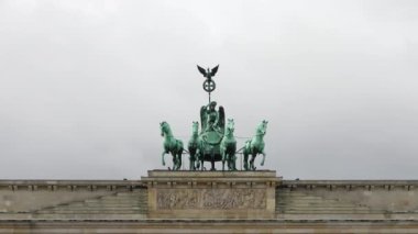 Berlin, Almanya - 03. Ekim 2022: Brandenburg Kapısı 3 Ekim 'de Berlin' de tatil.