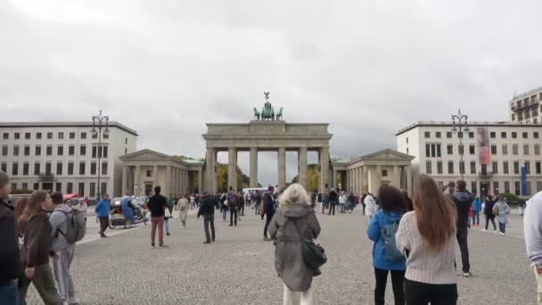 ドイツ ベルリン 2022年10月 ベルリンで10月3日の休日にブランデンブルク門 — ストック動画