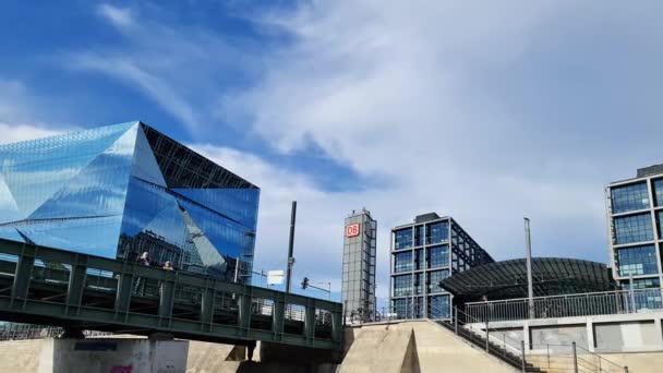 ドイツ ベルリン 2022年 昭和7年 10月 ベルリンの主要駅で有名なキューブビルの眺め — ストック動画