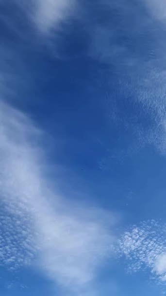 相机带着圆环云穿过天空 — 图库视频影像