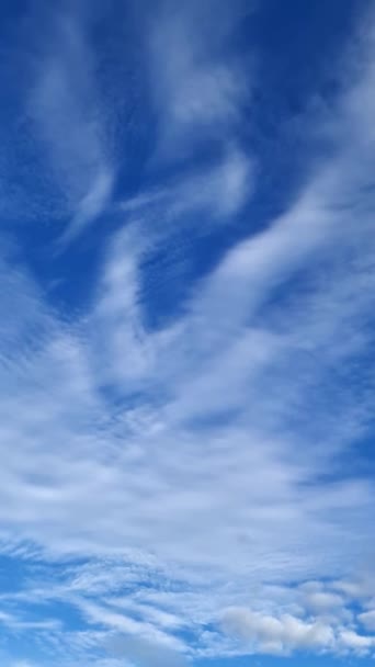 Kamera Panci Langit Dengan Awan Cirrus — Stok Video