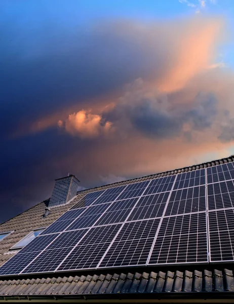 Güneş Panelleri Güneş Batarken Bir Evin Çatısında Temiz Enerji Üretiyor — Stok fotoğraf